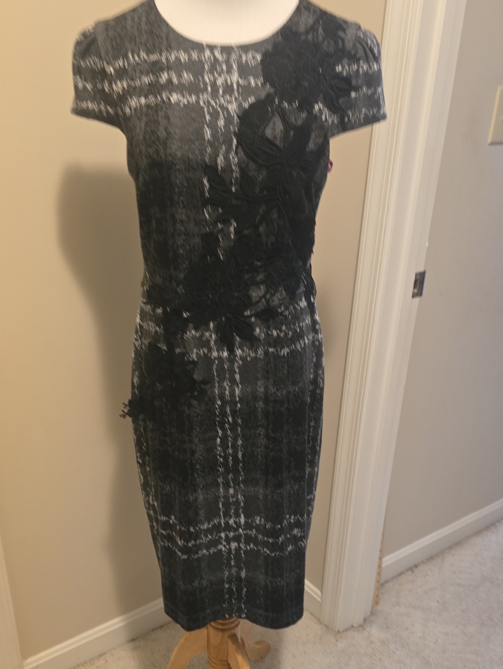 Betsy Johnson Elegant Black & Gray Floral Plaid Sheath Dress